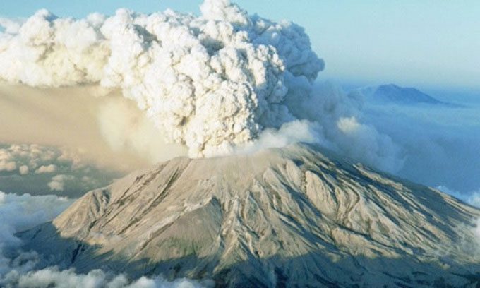 Ash plume rising from the summit of Mount St. Helens in 1980.