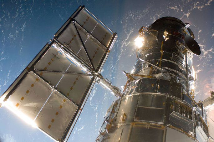  Hubble photographed from the "arm" of the Discovery spacecraft 