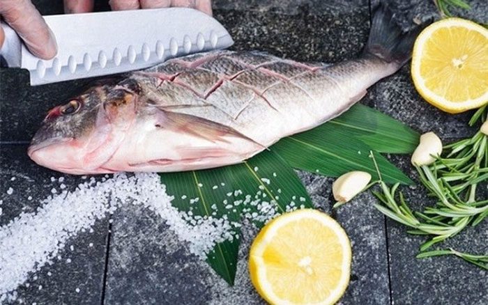 After cleaning, you can soak the fish in diluted salt water or rice washing water