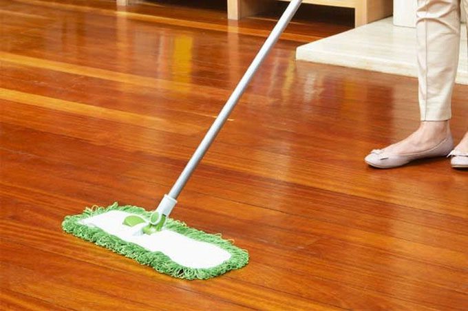 Using a broom and dry cloth to clean the house is the most effective way to combat humidity.