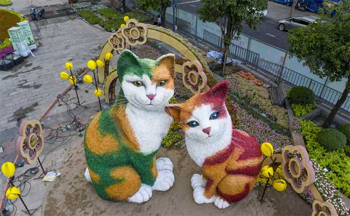 The mascot on Nguyen Hue Flower Street.