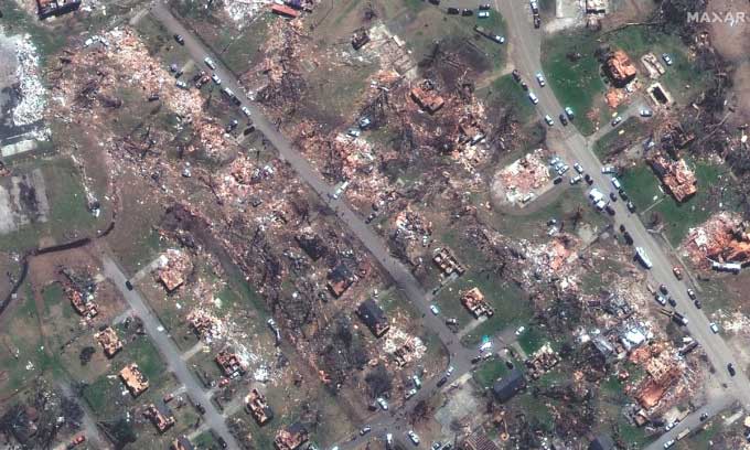 Satellite image of destroyed homes along Mulberry and Walnut Streets