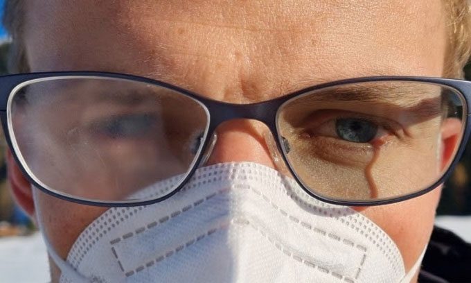 Comparison of glasses with coating (right) and glasses without coating.