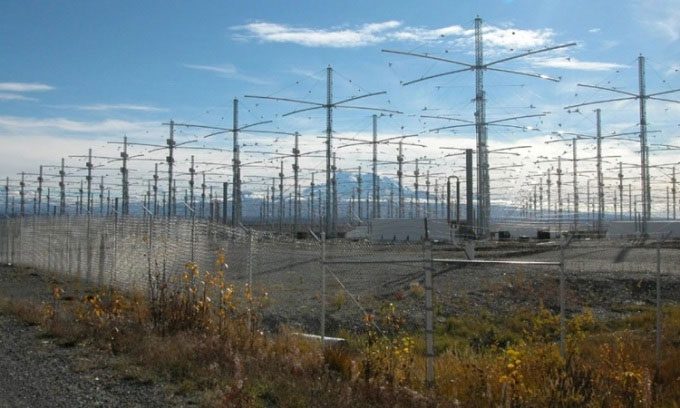 The network of 180 antennas of the HAARP program.