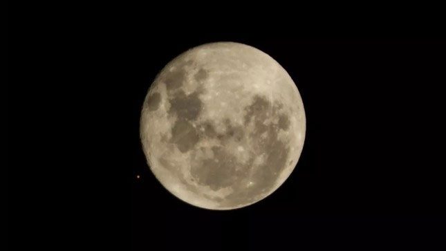 The Moon and Mars appear next to each other in the sky before a mystical event