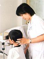 Using laser glasses to measure and treat refractive errors in children