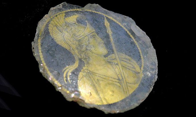 Gold glass fragment found during the construction of the Porta Metronia subway station.