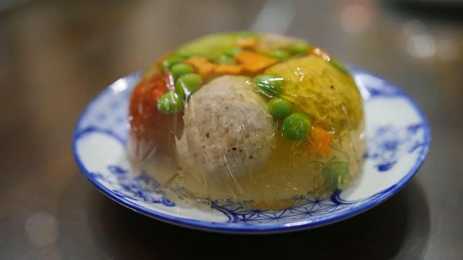Mọc vân ám, a beautiful name for a dish that is actually a jelly meat.