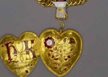 museum exhibition gold chain named king and queen 125606