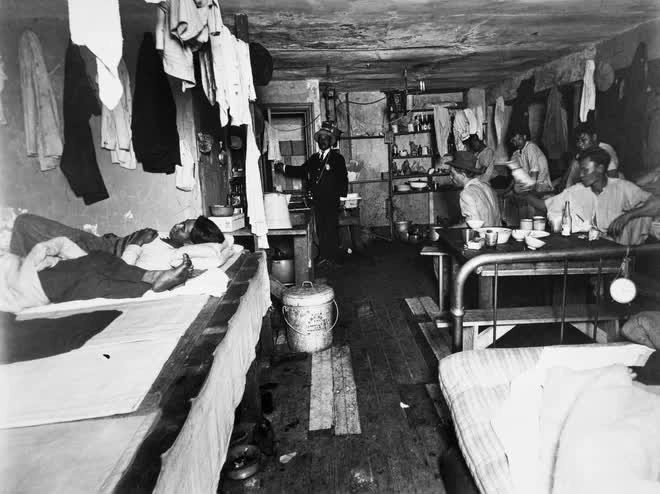 People gathering in the dormitory of an apartment in New York City in 1905
