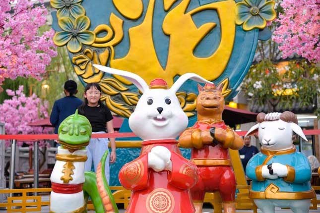 A girl takes a commemorative photo in Chinatown, Jakarta (Indonesia).