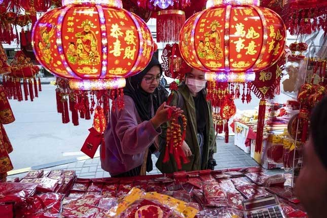 Customers choose Lunar New Year decorations in Pancoran Glodok (Jakarta, Indonesia)