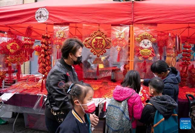 Chinatown in San Francisco (USA) buzzing with shoppers.