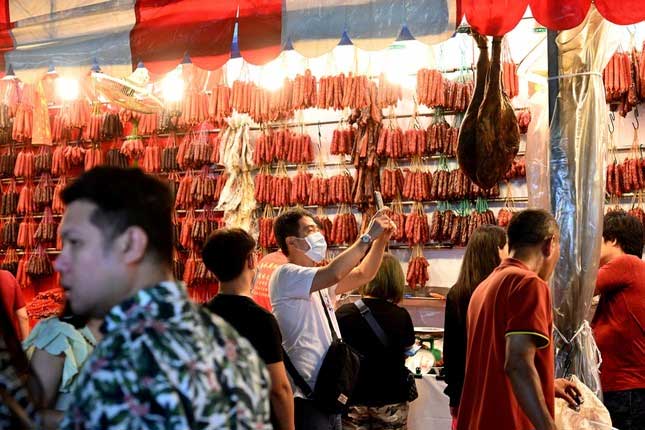 People shopping for food to celebrate the New Year.