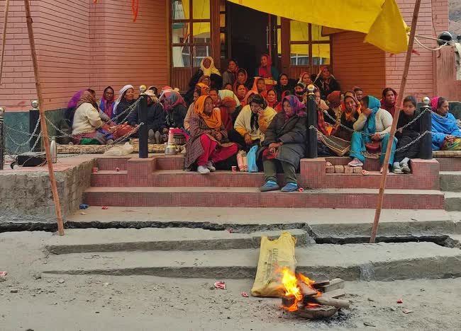 Large cracks are appearing throughout the city of Joshimath.