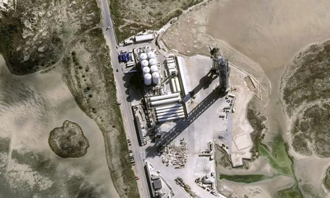 Pléiades Neo satellite capturing Starship prototype.