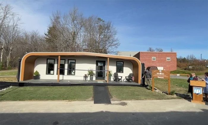The prototype house measuring 56m2 features 3D-printed floors, walls, and roofs made from wood fibers and biodegradable plastics.