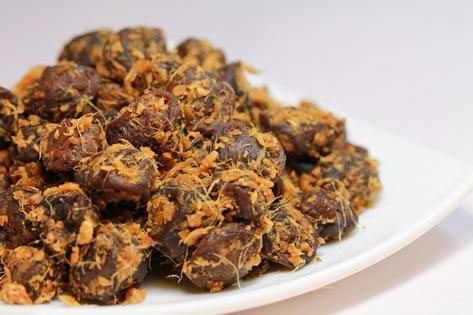Sucking on apricot candy soothes the throat and instantly reduces the itching sensation.
