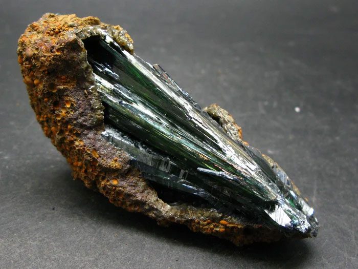 Vivianite, a mineral that is easy to separate