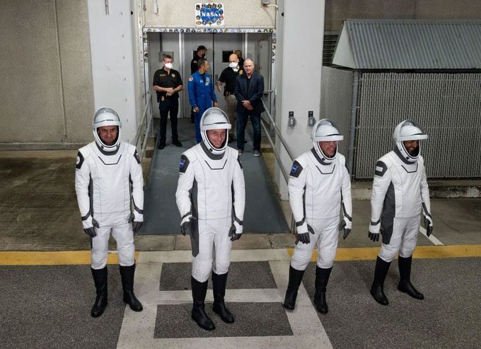 4 astronauts participating in the flight.