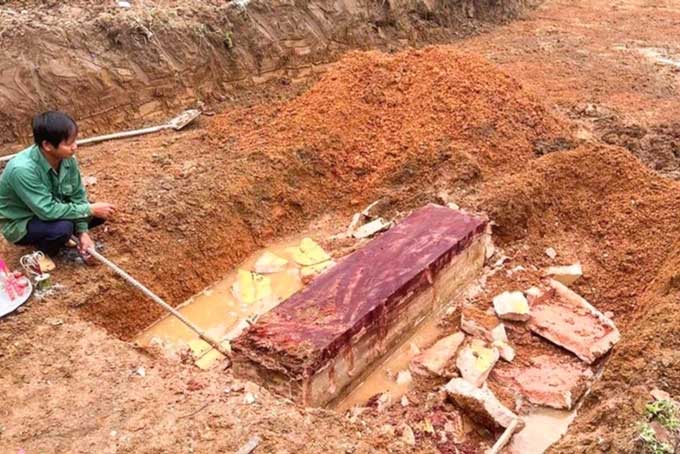The coffin buried in the "inside coffin, outside tomb" style recently discovered in Nghệ An