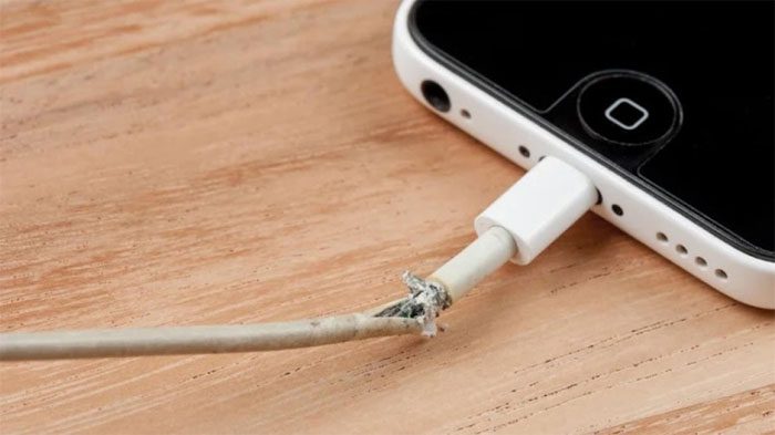 Ribbed lines were removed for a sleeker cable design, but this also made the cable weaker and less elastic.