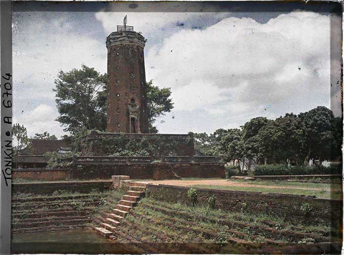 Another view of the flagpole in the ancient citadel of Sơn Tây.
