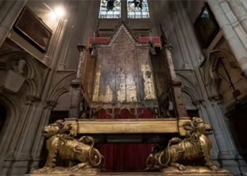 special point in the 700 year old golden gnarled tree being restored for the coronation of king charles iii 126138
