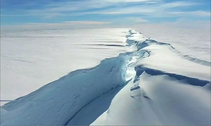 Chasm-1 has been inactive for many years but has now created a new iceberg.