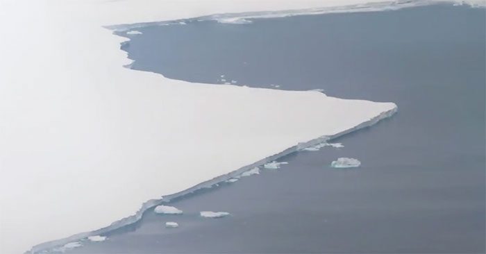 A81 is drifting 150 km away from its previous attachment to Antarctica.