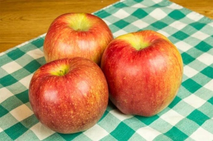 Sekai Ichi apples have a faint, fragrant aroma.