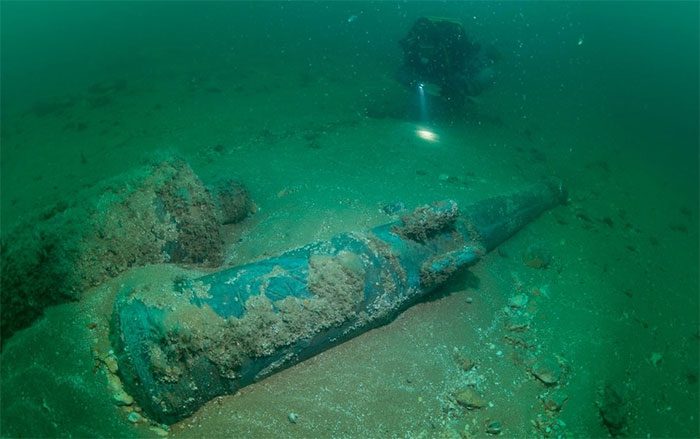 The warship Klein Hollandia sank after a surprise attack in 1672.