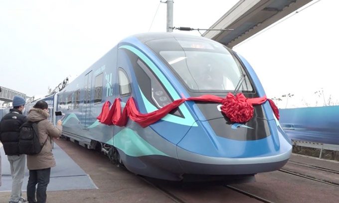 Hydrogen-powered urban train rolls off the production line in Chengdu.