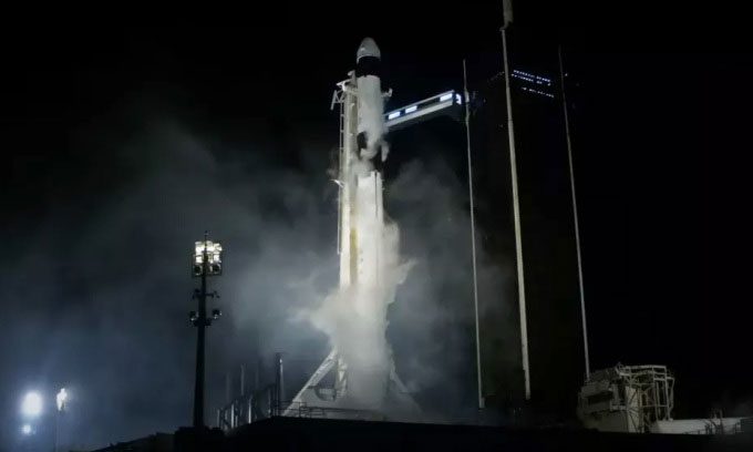 Dragon spacecraft atop Falcon 9 rocket
