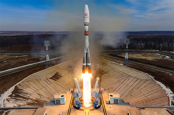 Soyuz rocket launching 36 OneWeb satellites into orbit