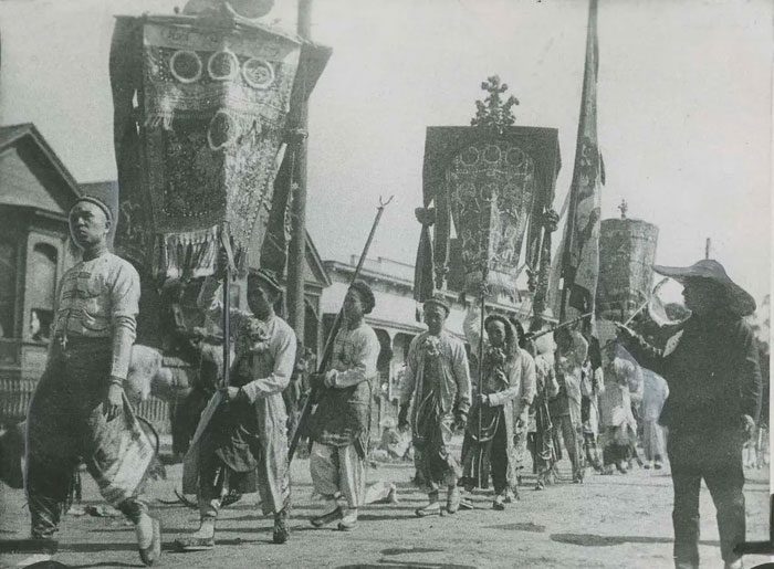 A parade during the New Year celebration at the end of the 19th century.