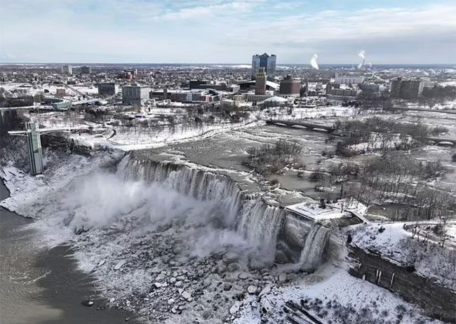 Niagara Falls is a natural border along the entire border between the United States and Canada.