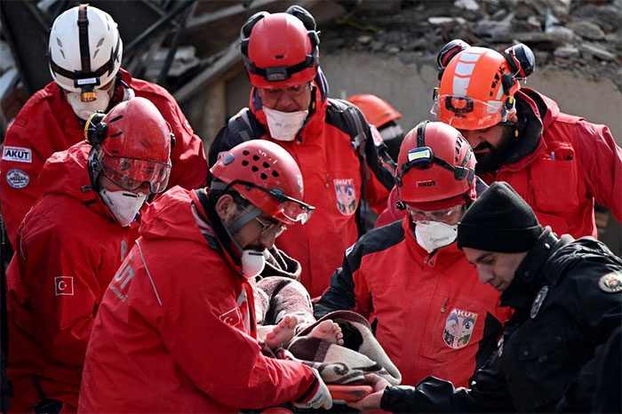 Rescue teams transporting the bodies of victims after the earthquake in Kahramanmaras