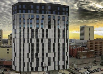 the skyscraper is built from the ground up with 500 ton lifts easily like an elevator 125702