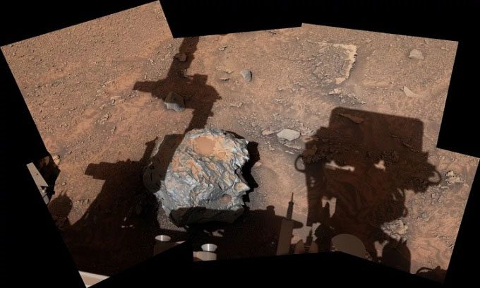 Curiosity Rover captures image of Cacao meteorite.
