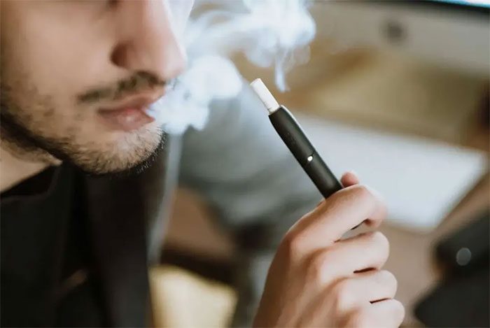 Smoking increases the risk of arrhythmias