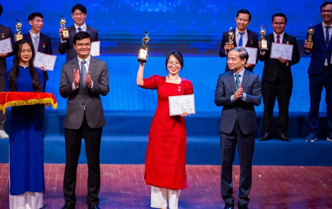 Dr. Le Thi Phuong (center) honored at the 2022 Golden Globe Awards