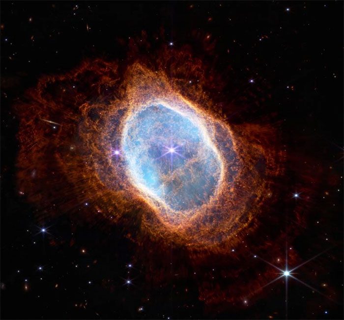 NASA shared two images of the Southern Ring Nebula (NGC 3132).