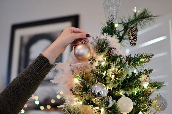 After decorating with light strings, everyone should wash their hands thoroughly to remove any harmful substances.