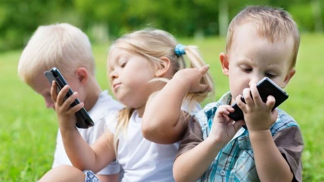 Neuroscience experts warn to limit screen use for children under 6.