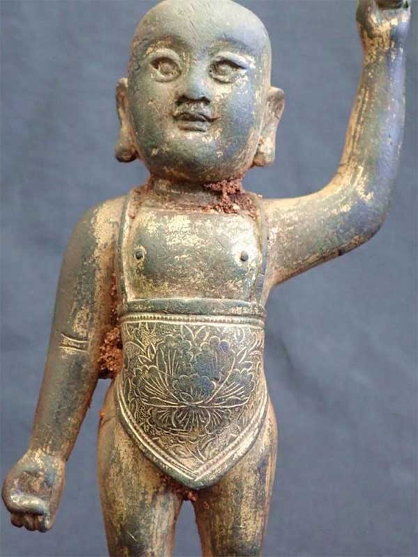 Both sides of the bronze Buddha statue.