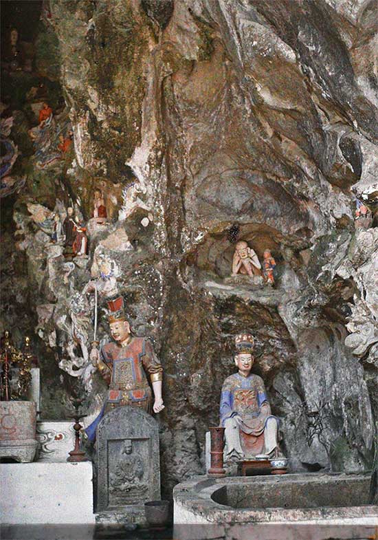 Statue in the Sài Sơn mountain cave.