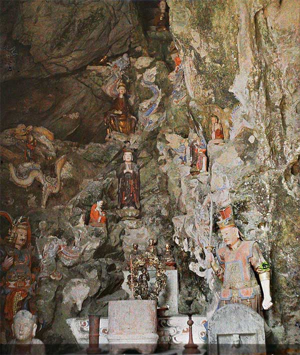tuong phat trong hang nui