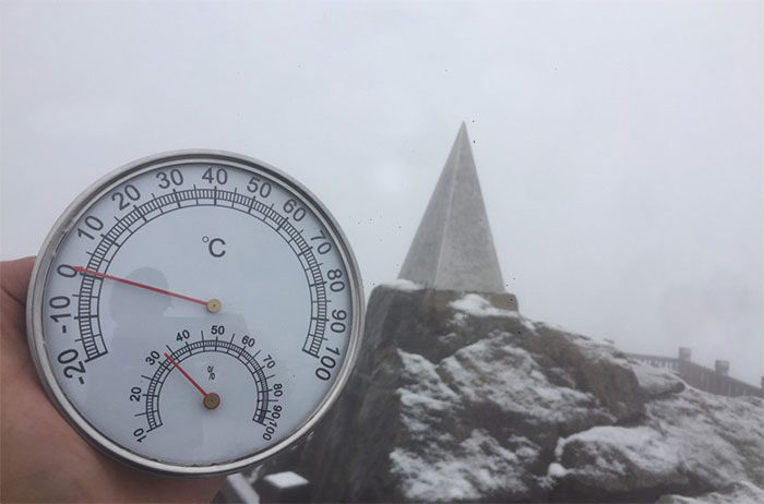 The temperature measured on the morning of December 28 was 0 degrees Celsius, occasionally dropping to -5 degrees.