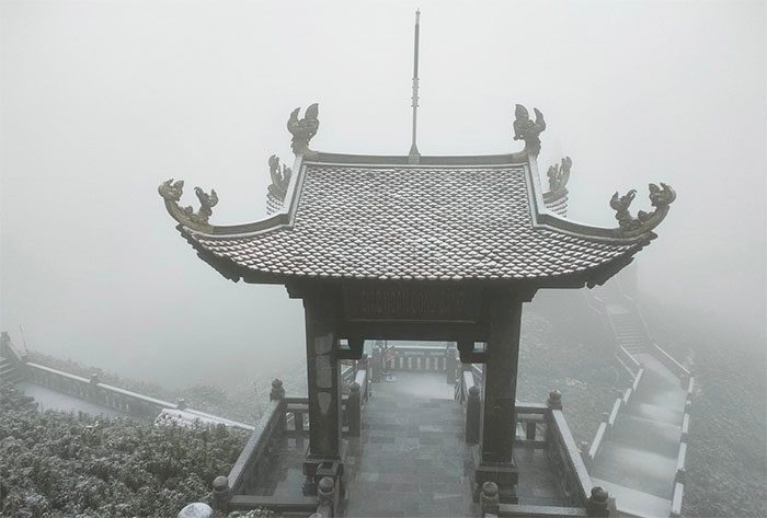 Snowfall has expanded down to an altitude of 2,800 meters.